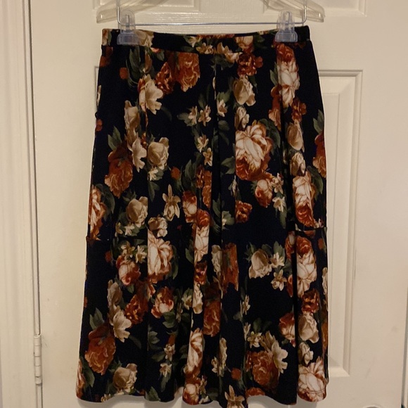 Le Ali’s Pleated Skirt - Picture 3 of 6